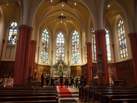 827902 Interieur van de St.-Josephkerk (Draaiweg 44) te Utrecht, tijdens een repetitie van het ensemble Ars Nova Trajectina.